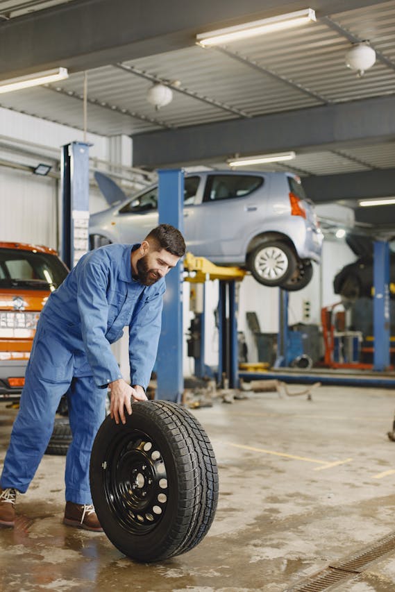 Mechanik v YS ServiceKošice prezúva pneumatiku