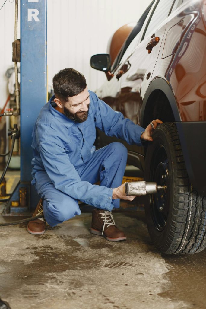 Technik prezúva pneumatiky – pneuservis Košice